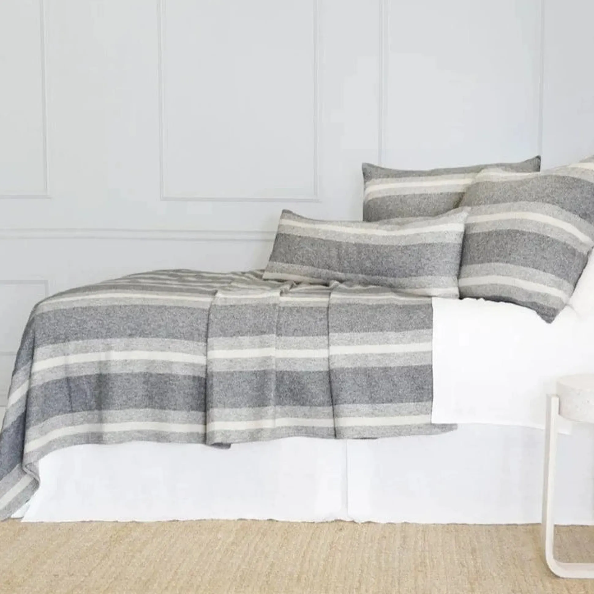 Alpine Throw, Grey and Ivory^Be Home Hot