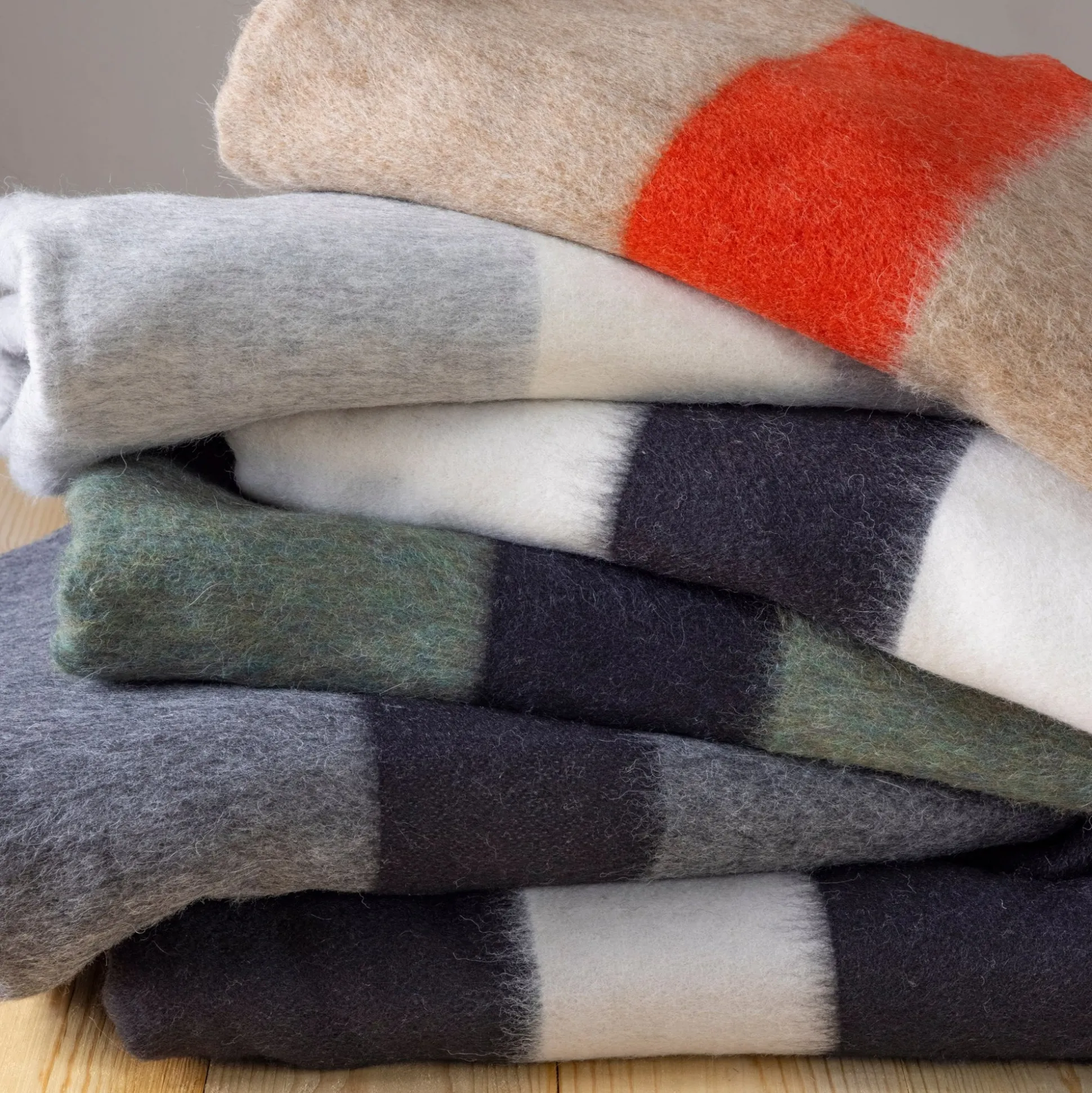 Siempre Blanket, Sand with Red Stripe^Be Home Fashion