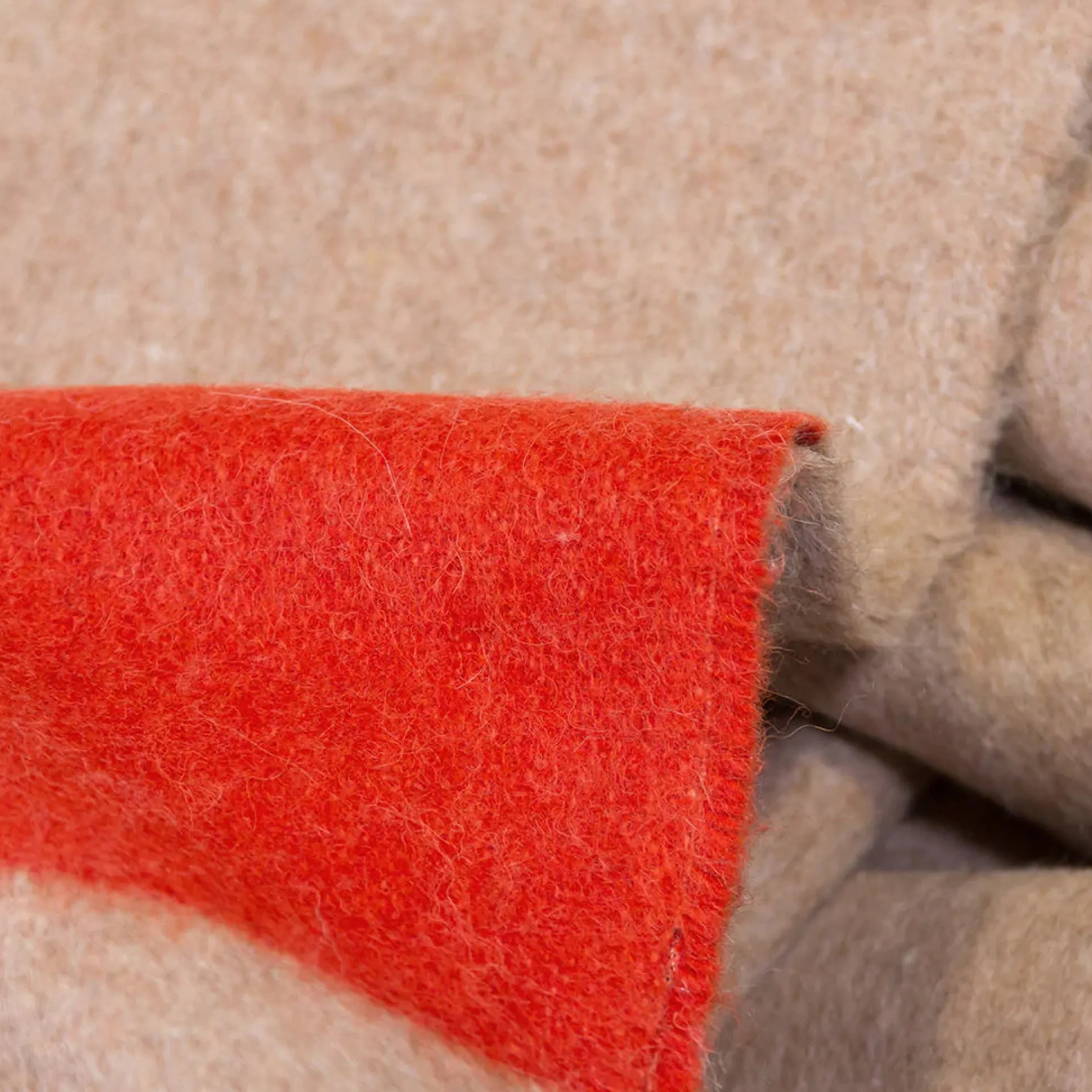 Siempre Blanket, Sand with Red Stripe^Be Home Fashion